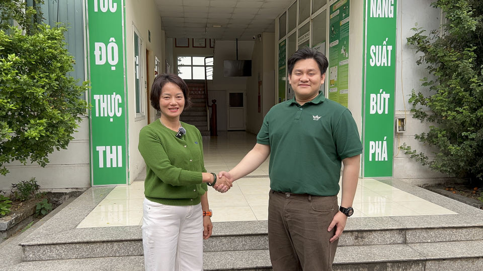 Đại diện ECOP bắt tay đại diện Traphaco Sapa trước cổng công ty