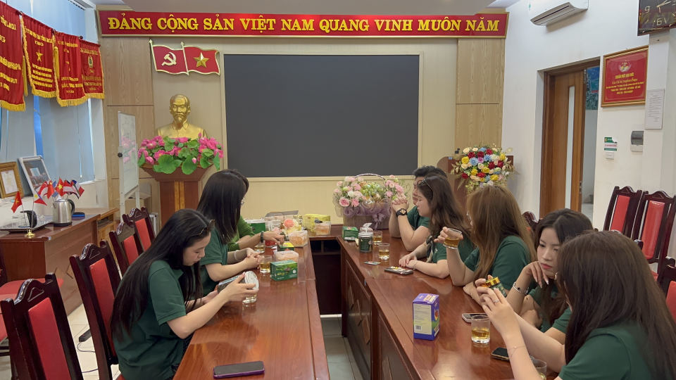 Đội ngũ ECOP họp cùng nhà cung cấp trong phòng họp