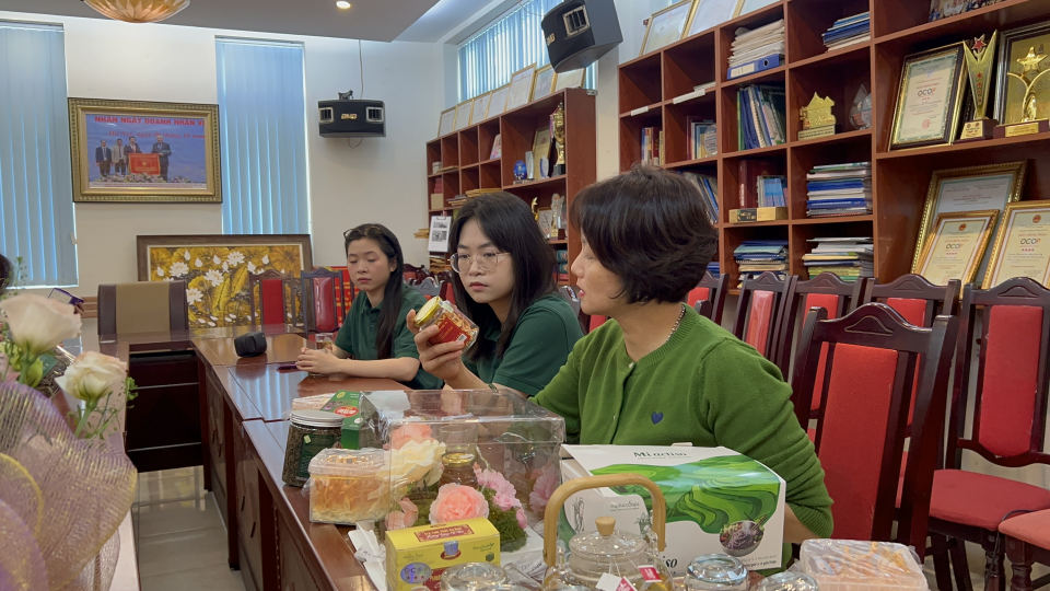 Đội ngũ ECOP thử sản phẩm tại bàn họp